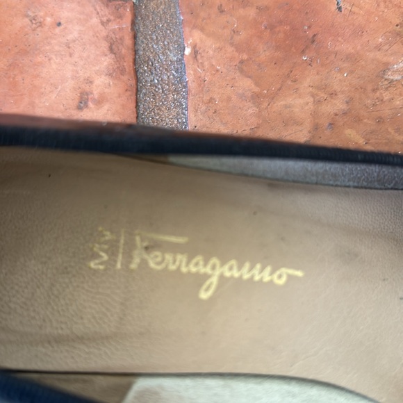 Ferragamo patent leather pumps size 9 B - Picture 9 of 9